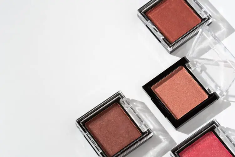 石鹼で落とせる アイシャドウ