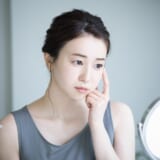 「肌のカサカサ」を治す方法|ケアのポイントや食べ物も【粉吹き肌・かゆみでお悩みの方に】