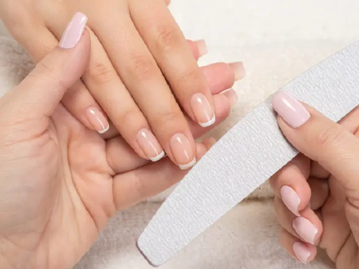 深爪がコンプレックス…白い部分しか伸びないのはなぜ?ピンクの部分を伸ばす方法は?