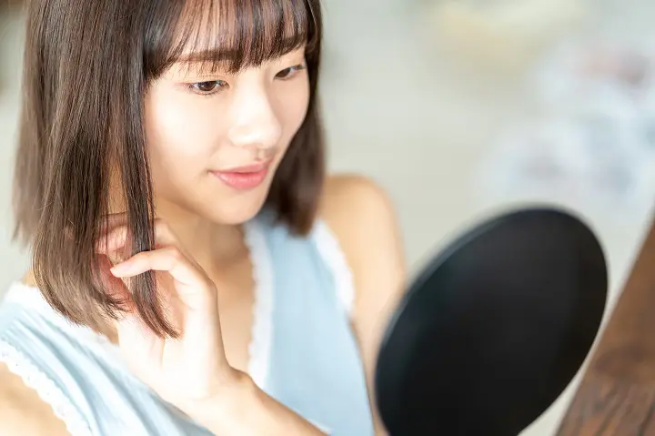 髪の広がりを抑えるスタイリング剤 市販