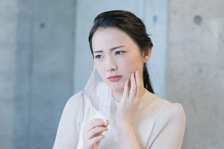 皮膚のスペシャリストに聞く!顔が乾燥してつっぱる人の正しいスキンケア|日中の乾燥対策も