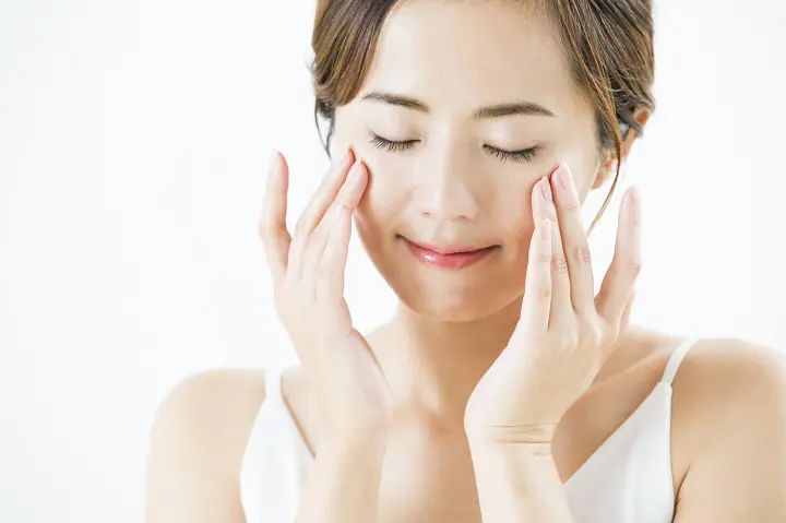 専門家に聞く!目の下のたるみを取る方法|トレーニングやマッサージのやり方、化粧品も