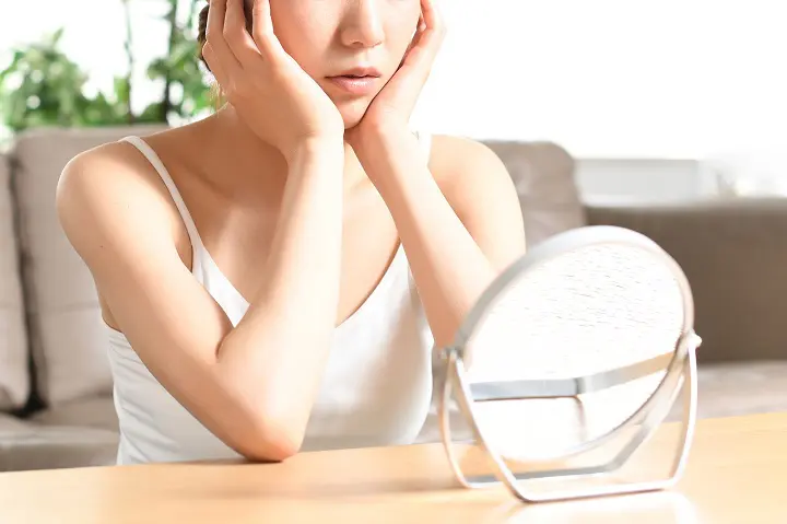 なぜ?ファンデーションを塗るとカサカサに見える…乾燥知らずのツヤ肌メイクのコツは?