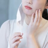 マスクで“ほうれい線が濃くなる”って本当?プロに聞く正しいケアも|エステティシャン監修