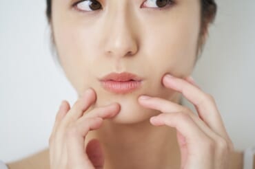 【ほうれい線ができやすい人の特徴】老け顔を予防する正しい対策は？