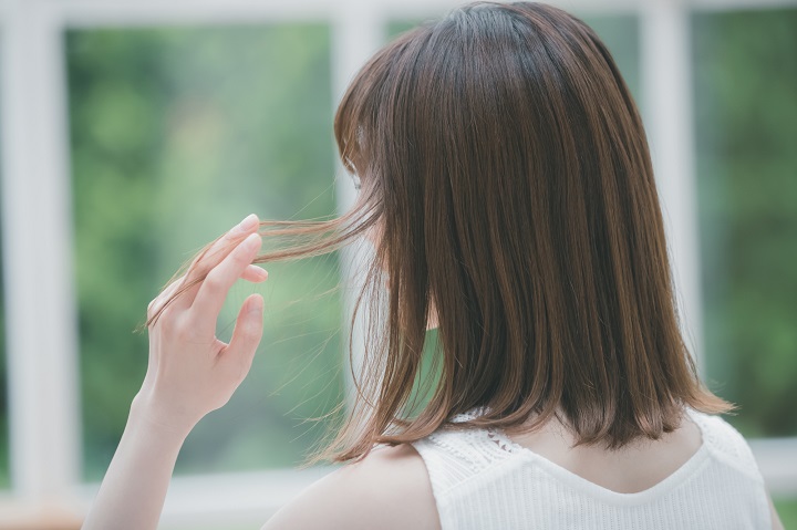 髪を気にする女性