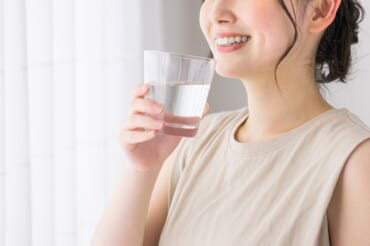 水を飲む　肌白くなる