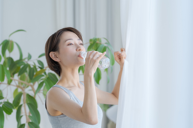 水を飲む女性