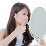 毛穴の汚れに悩む女性