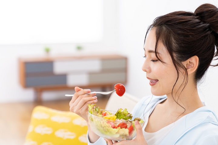 サラダを食べる女性