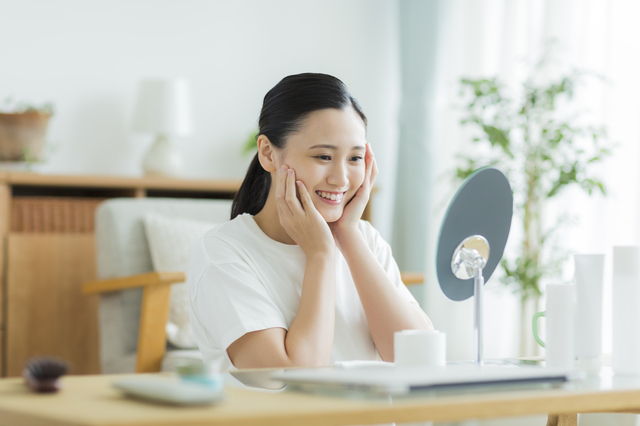 スキンケアをする女性