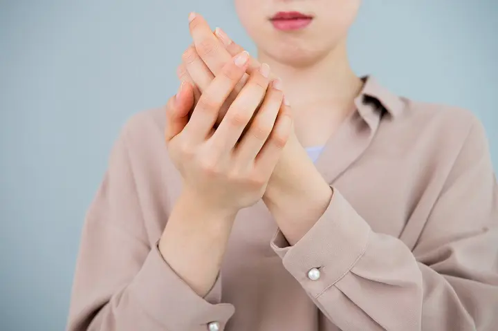 柔らかい 固くなった指