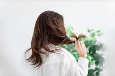 女性　生まれつき　元気な髪