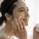 クリームを塗る女性