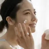 クリームを塗る女性