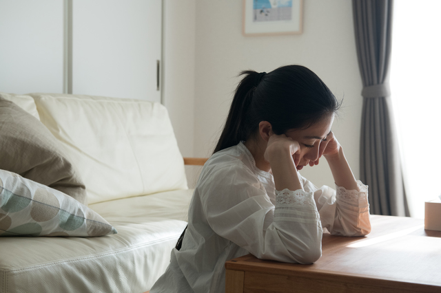 悩む女性