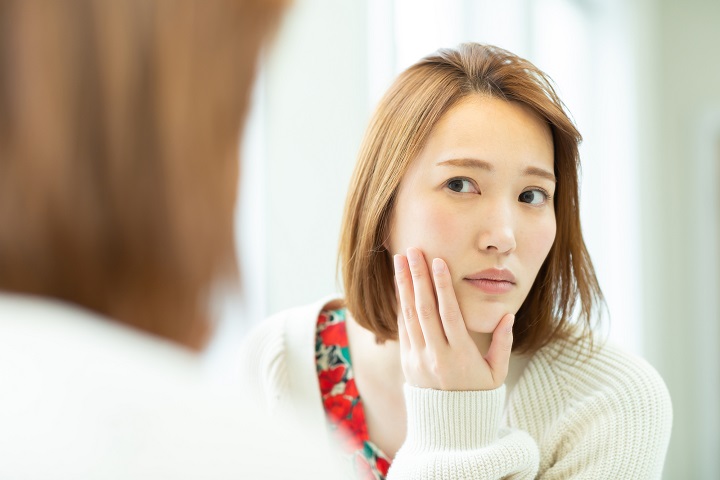 肌荒れに悩む女性