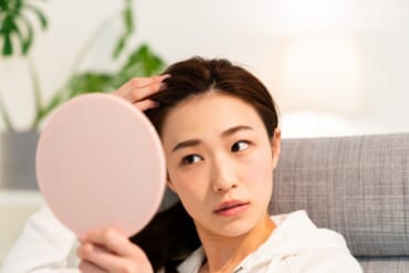 生え際を確認する女性