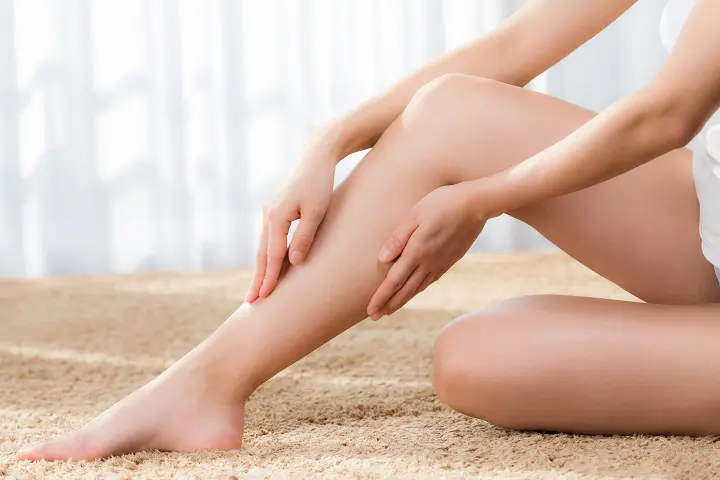 ふくらはぎをケアする女性