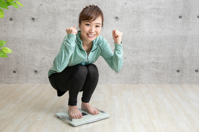 体重計に乗る女性