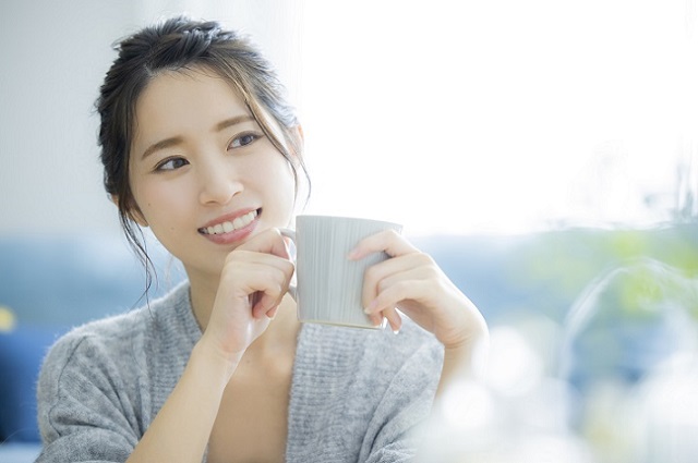 飲み物を飲む女性