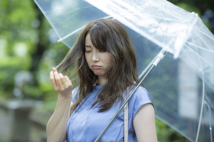 雨の日　広がる　髪の毛