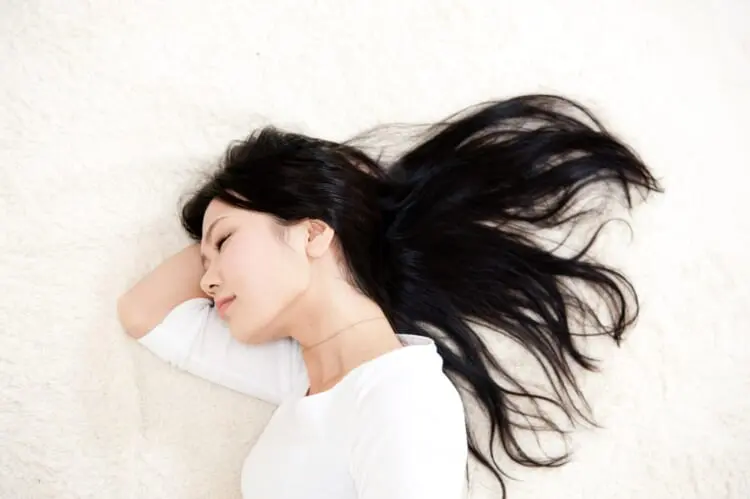 寝る時 髪の毛 上げる