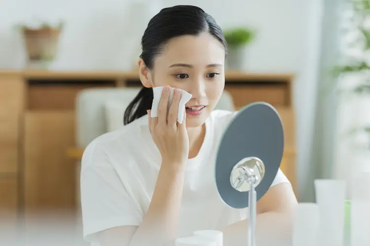 スキンケアをする女性