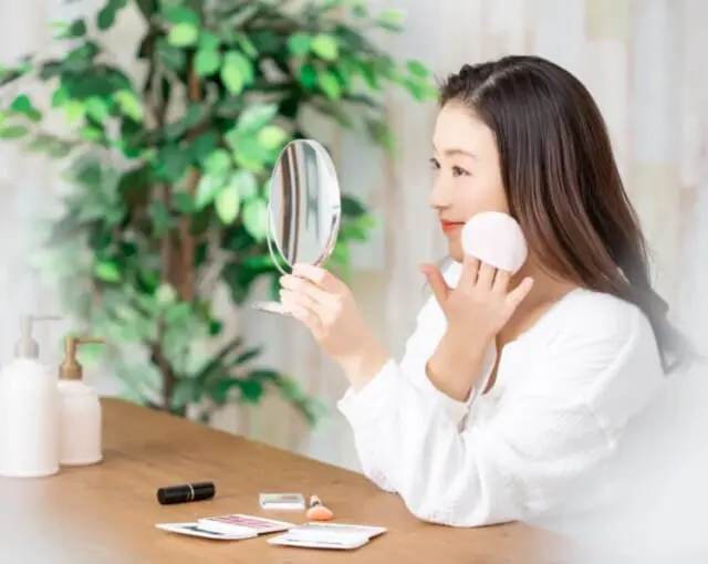 ファンデーションを塗る女性