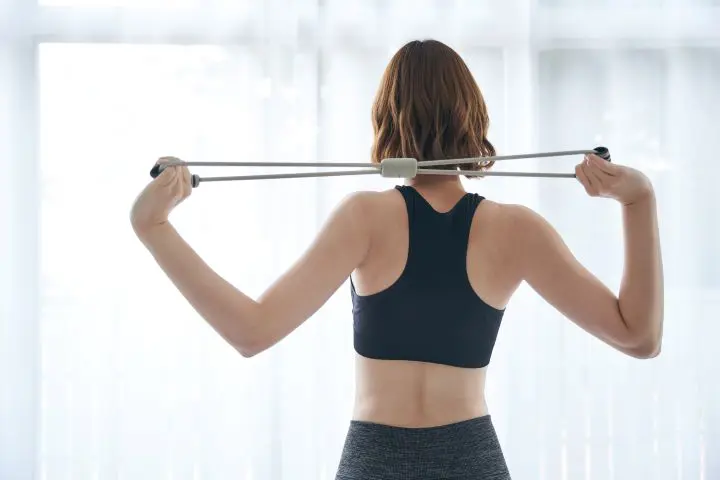 【はみ肉撃退】背中の肉を落とす!5つの簡単筋トレでOK。つまめる肉をなくそう