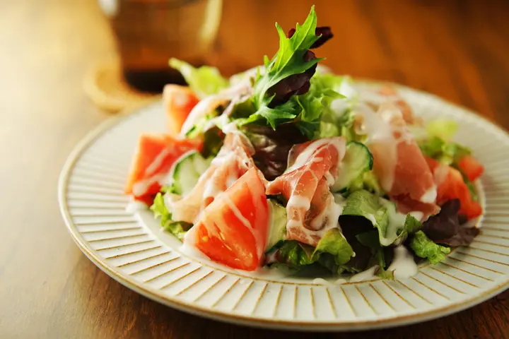 【意外】夜サラダだけの生活を続けた結果は?痩せる?太る?痩せない原因はコレ